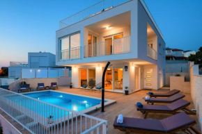 Отель Luxury Villa Emilly  Разань